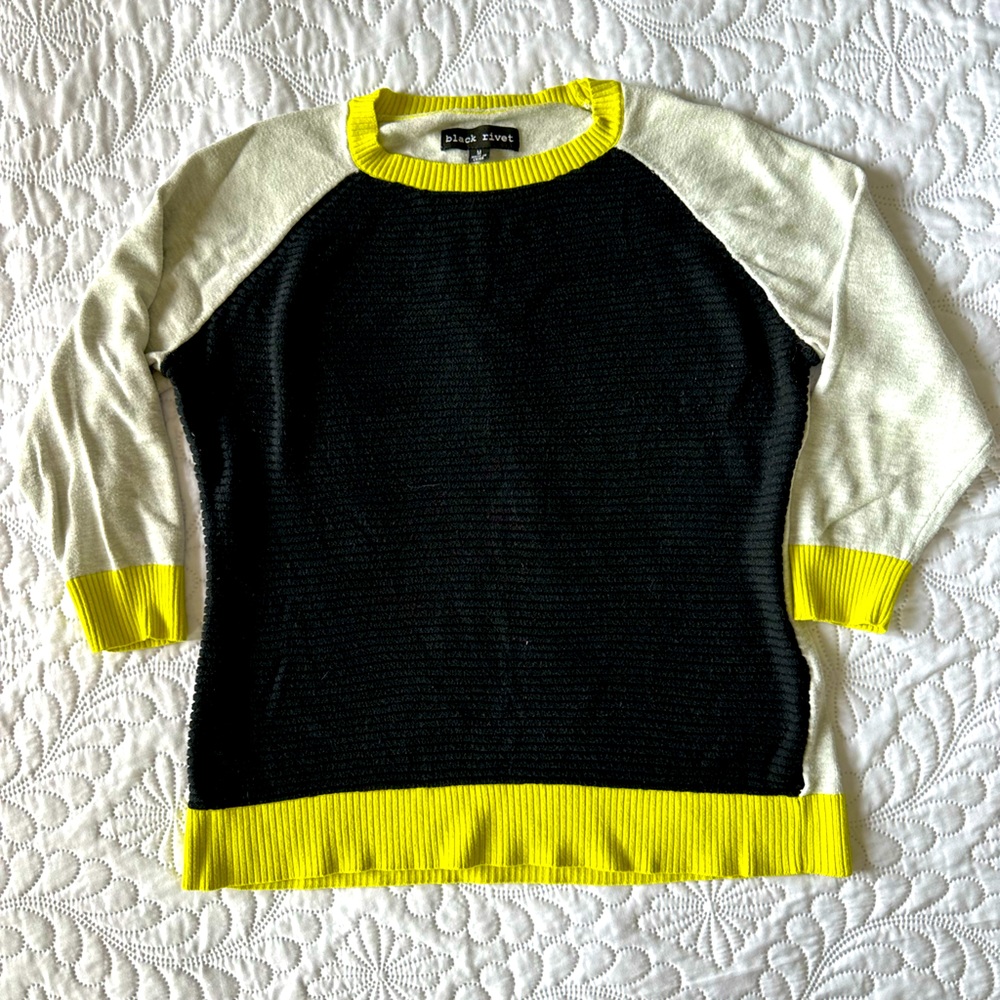 Stylish 3/4 sleeve sweater. You will get compliments! Women’s M.